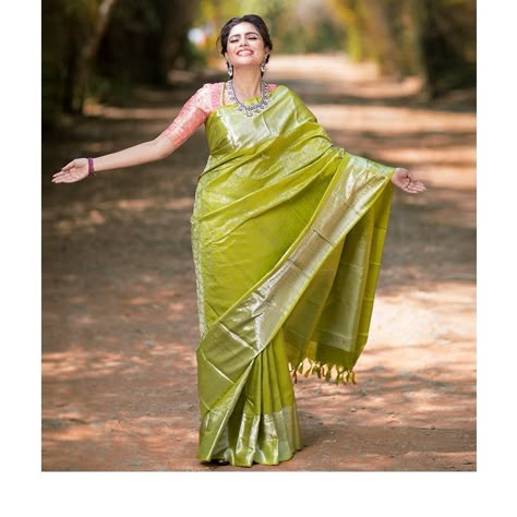 silk-saree-designs-2019 (12) Indian Bridal Poses, Netted Blouse Designs, Bridal Poses, Silk Saree Blouse Designs, Saree Design, Look Short, Indian Bridal Wear, Silk Saree Blouse, Indian Bridal Outfits