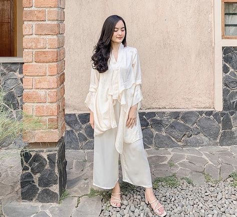 Ied Mubarak Outfit Hijab, Eid Outfit Ideas Modern, Ied Mubarak Outfit, Eid Mubarak Outfit, Couple Lebaran, Kaftan Lebaran, Lebaran Outfit, Ootd Lebaran, Ied Mubarak