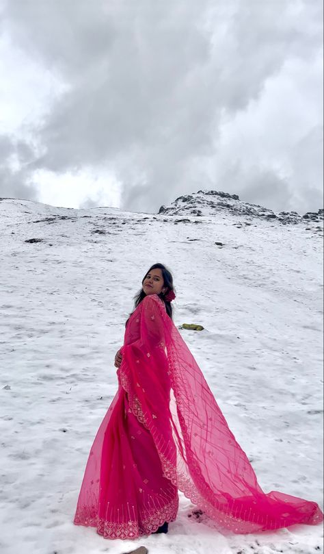 Saree In Kashmir, Snow Saree Photoshoot, Saree In Snow Photography, Saree In Snow, Manali Outfit Ideas, Photoshoot In Snow, Winter Portraits Photography, Kashmir Files, 6 Month Baby Picture Ideas