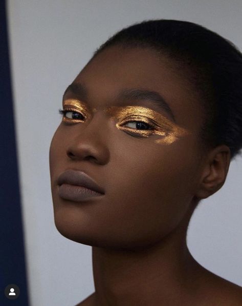 Egyptian Style Makeup, Gold Editorial Makeup, Gold Glitter Eye Makeup, Baked Sweet Potato Wedges, Disney Inspired Makeup, Afro Beauty, Pinterest Predicts, Metallic Makeup, Gold Liner