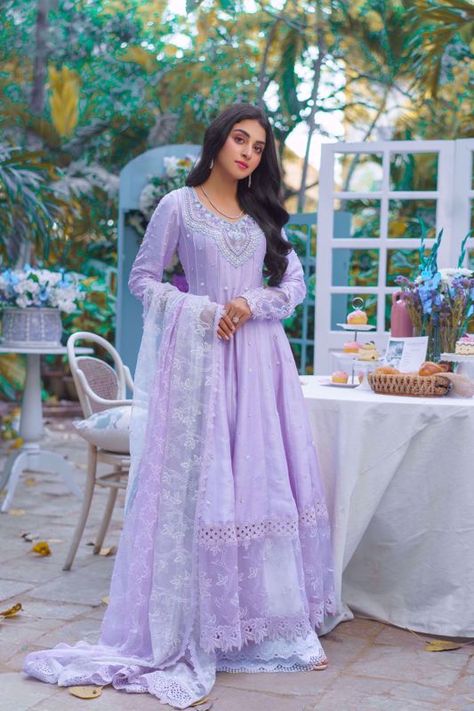 Lavender Indian Dress, Purple Pakistani Dress, Lavender Lehenga, Desi Dress, Eid Outfits, Eid Dresses, Lavender Dresses, Fancy Dress Design, Pakistani Dress Design