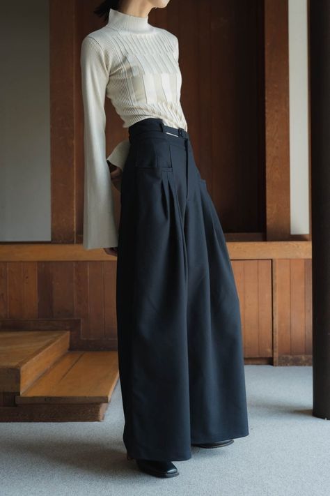 Daily Outfit Inspiration, Androgynous Fashion, Wide Pants, Fashion Books, Office Fashion, Fashion Details, Daily Outfits, Couture Fashion, Fashion Pants