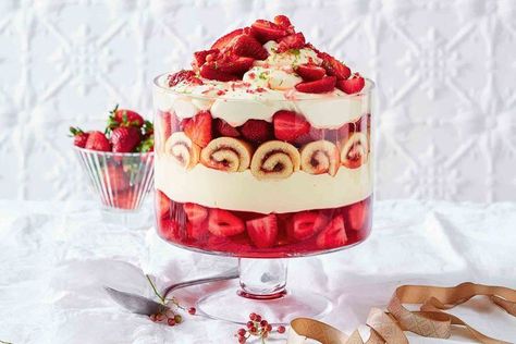 Strawberry daiquiri trifle Trifle Cheesecake, Pavlova Trifle, Classic Trifle, Brownie Layer Cake, Christmas Trifle Recipes, Christmas Trifle, Xmas Desserts, Trifle Dish, Trifle Bowl