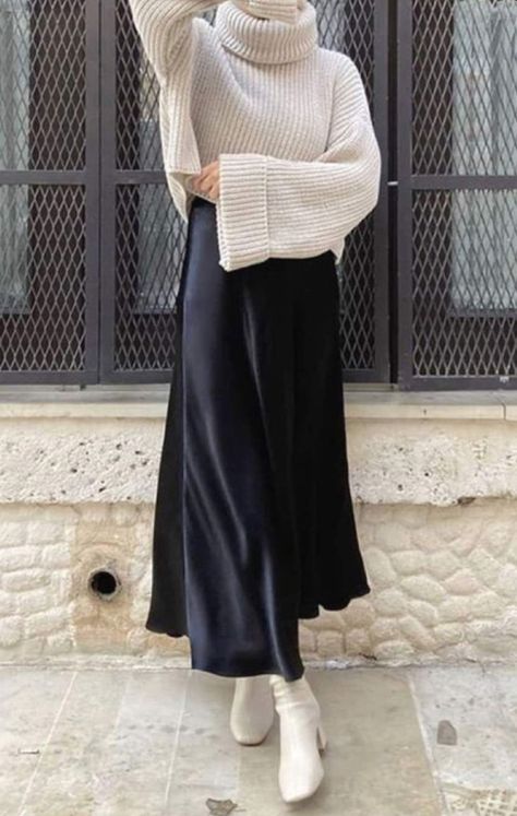 Winter A Line Skirt Outfits, Long Satin Skirts, How To Style Long Flowy Skirt, Fall Outfits Satin Skirt, Black Silk Long Skirt Outfit, Winter Outfits Skirt Long, Outfit Jupe Satin, Maxi Satin Skirt Outfit, Styling Satin Skirt