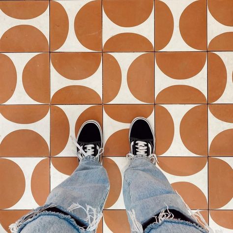 Zia Tile on Instagram: “Mid mod + matte + made by 🖐 Our Pomelo cement tiles in terra cotta + white add a playful patterned punch to this floor by @greenroom_db 🥊💥” Jungle Airbnb, Floor Tiles Texture, Cotto Tile, Zia Tile, Glazed Brick, Matte Tile, Encaustic Cement Tile, Zellige Tile, Cement Tiles