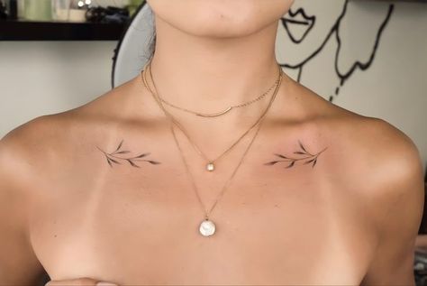 Collarbone Dainty Tattoo, Minimalist Collar Bone Tattoos For Women, Minimalistic Collar Bone Tattoo, Collar Bone Tattoo Dainty, Dainty Tattoos Collar Bone, Leaf Tattoo Collar Bone, Shoulder Line Tattoos For Women, Under The Collar Bone Tattoo, Pretty Collar Bone Tattoos