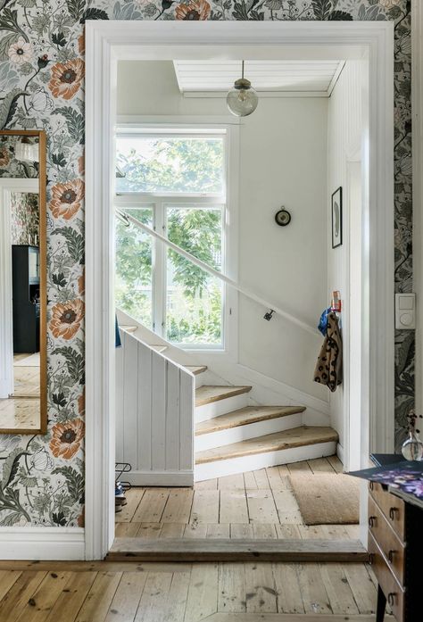 Vintage House Interior, Swedish Country House, Cottage Loft, Wood Plank Flooring, Hallway Entry, Swedish Summer, Home Hallway, Country House Design, Farmhouse Designs