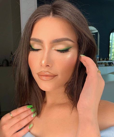 Mint Green Makeup Looks, Mint Green Makeup, Makeup Looks Prom, Prom Makeup Look, Scandinavian Wedding, Prom Makeup Looks, Mint Green Dress, Natural Lip Colors, Green Makeup