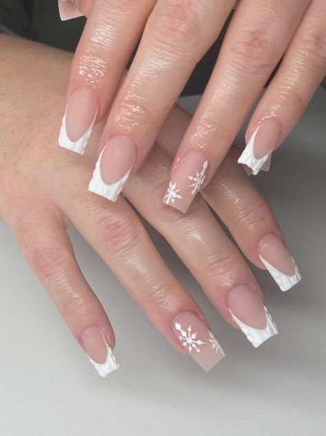 Winter Christmas Nails French Tip, White French Tips Christmas Nails, French Tips Nails Christmas, Short Winter French Tip Nails, French Tip Nails With Design Winter, Short White Christmas Acrylic Nails, French Tip Nails Christmas Simple, Short Acrylic Nails For Christmas, White Christmas Nails French Tips