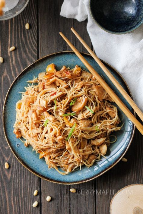 Tilapia rice noodles stir-fry recipe #stirfry #tilapia #pasta Tilapia Stir Fry, Tilapia Pasta, Wok Wednesday, Noodles Ideas, Rice Noodles Stir Fry, Maple Recipes, Weekday Dinner, Tilapia Recipes, Salmon Pasta