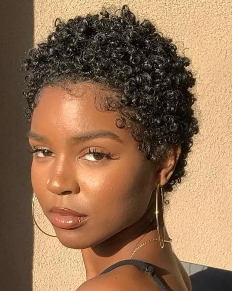 Sun kissed skin and curly natural hair Short Natural Haircuts, Short Natural Curly Hair, Twa Hairstyles, Natural Hair Cuts, Natural Hair Short Cuts, Short Hair Black, Pelo Afro, Sassy Hair, Penteado Cabelo Curto