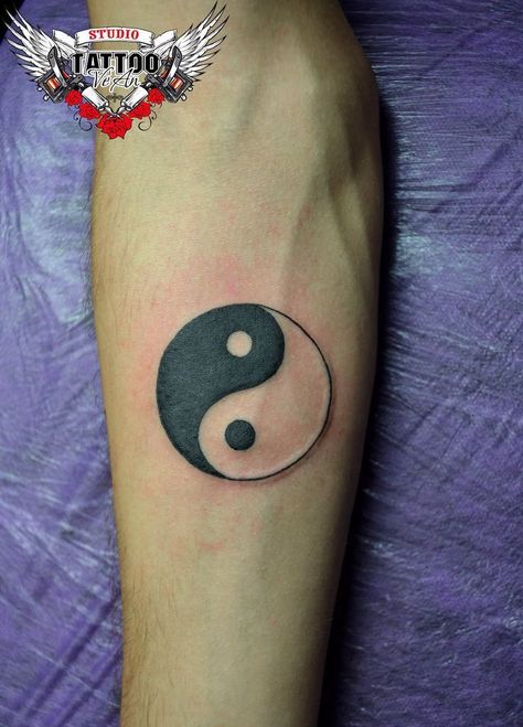 Back Of Neck Tattoo Men, Meaningful Symbol Tattoos, Chinese Symbol Tattoos, Camera Tattoos, Ying Yang Tattoo, Jin Jang, Tatuagem Masculina Pequena, Yang Tattoo, Tattoo On Forearm