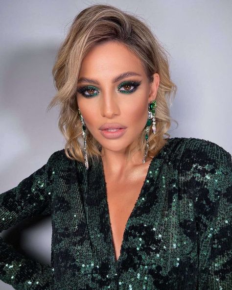 Green Dress Makeup, Green Makeup, Green Eyeshadow, Dress Makeup, Eyeshadow Looks, Beauty Make Up, Winter Dresses, Makeup Inspo, Green Eyes