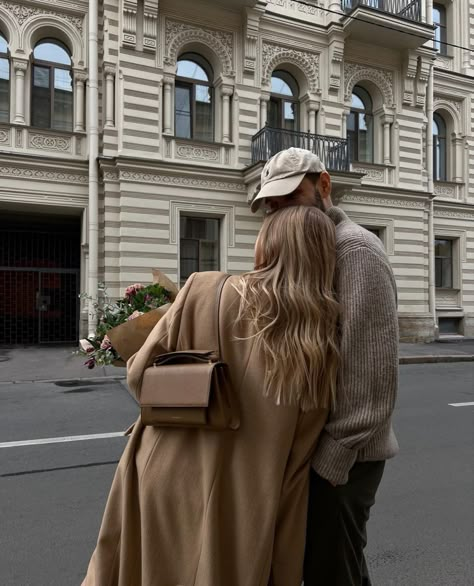 Cute Couple Aesthetic, Couple Aesthetics, Paris Couple, Aesthetic London, Lucky Girl, Autumn Aesthetic, Fall Photos, Couple Aesthetic, Cute Couple Pictures