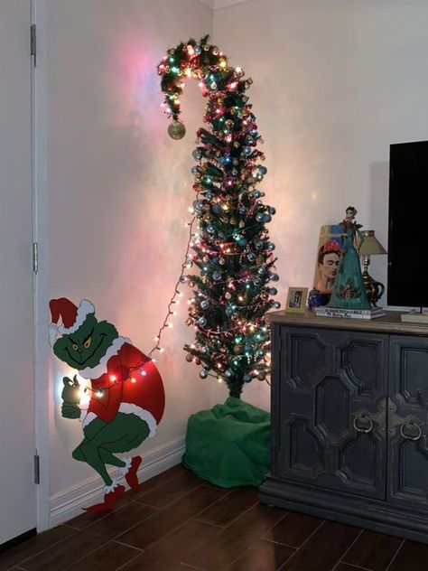 Hrinch Tree, How To Make A Grinch Tree Diy, Upside Down Christmas Tree Ideas Grinch, Grinch Christmas Office Decor, Diy The Grinch Decorations, Easy Diy Grinch Christmas Tree, Grinch Living Room Ideas, Grinch Chimney Decorations, Grinch Themed Christmas Decoration Living Room