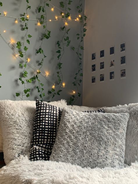 Leafy Room Aesthetic, Leafy Bedroom, Throw Pillows Bedroom Aesthetic, Green Themed Bedroom, Ucla Dorm, Bedroom Colours, Vibe Bedroom, Green Bedroom Decor, Room 2023