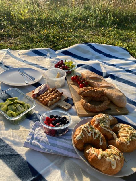 Dock Picnic, The Glade, Birthday Picnic, Picnic Aesthetic, Backyard Picnic, Summer Evening, Summer Time, Tea, Birthday