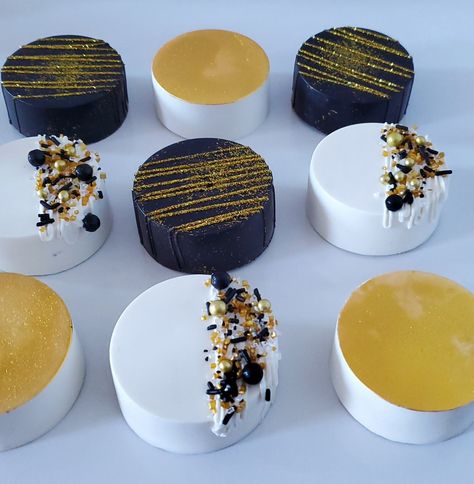 Black White And Gold Desserts, Black And Gold Cakesicles Ideas, Black And Gold Chocolate Pretzels, Black White And Gold Chocolate Covered Oreos, White And Gold Chocolate Covered Oreos, Oreo Balls, Party Sweets, Dessert Gifts, Chocolate Design