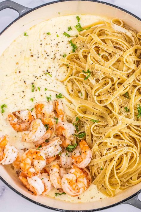 Learn how to make the ULTIMATE homemade creamy Shrimp Alfredo pasta recipe. Grilled Fish Sandwich, Shrimp Pasta Recipes Creamy, Creamy Shrimp Alfredo, Shrimp Alfredo Pasta Recipes, Shrimp Pasta Dishes, Easy Shrimp Pasta, Shrimp Alfredo Recipe, Pasta With Shrimp, Fettuccine Recipes