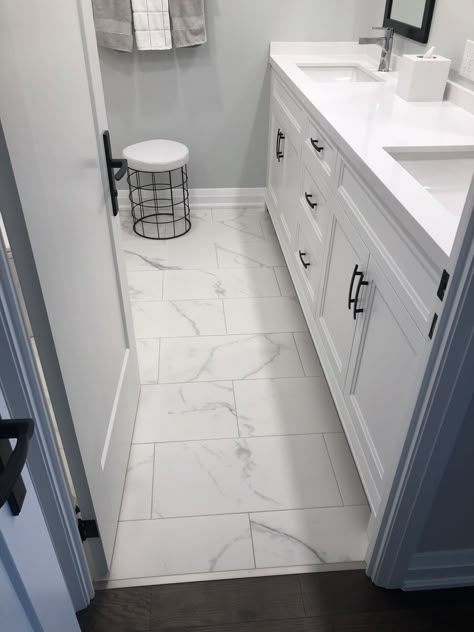 Bathroom Tile Floor Marble, Light Floor Bathroom Ideas, Small Bathroom Remodel Flooring, Simple Bathroom Floor Tile Ideas, Apartment With Tile Floor, White Flooring Bathroom, Light Tile Bathroom Floor, Bathroom Ideas Marble Tile, Lvp In Bathroom Floor