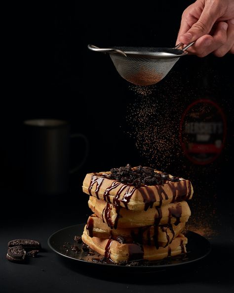 Waffle Photography, Waffles Photography, Waffles Aesthetic, Birthday Aesthetics, Chocolate Syrup Recipes, Vegetarian Cookies, Banana Waffles, Aesthetics Art, Dark Food Photography