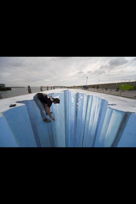 dont fall! Edgar Mueller, 3d Sidewalk Art, Street Art Illusions, Pavement Art, 3d Chalk Art, Sidewalk Chalk Art, Sidewalk Art, Art Optical, Street Painting