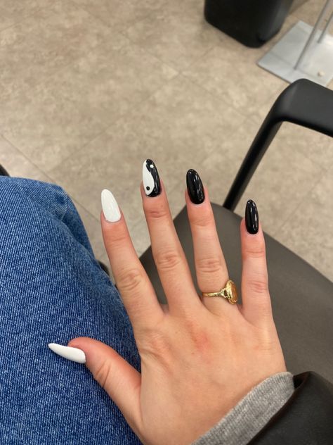 Yin yang Yin And Yang Acrylic Nails, Yen Yang Nails, Nails Black Almond, Yin And Yang Nails, Jing Jang, Ying Yang Nails, Yin Yang Nails, Jing Y Jang, Black Almond Nails