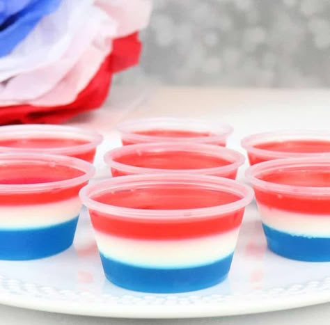 Get the recipe for red white and blue layered jello shot. These shots are the perfect summer drink for your patriotic party. Coconut Jello, White Jello, Fourth Of July Recipes, Blue Jello Shots, Jello Pudding Shots, Yummy Summer Cocktails, Layered Jello, Blue Jello, Layered Drinks