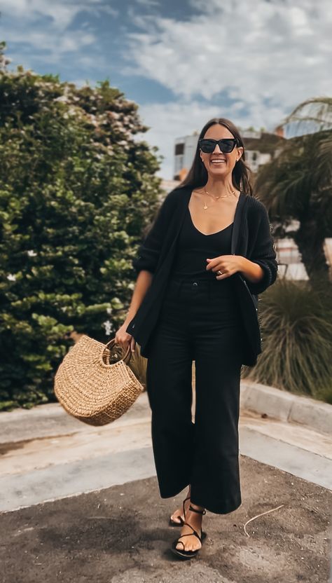 Summer Outfits In Black, Spring Fashion Minimalist, Women Black Button Down Outfit, Minilistic Outfit, Minimalist Airport Outfit, Minimalist Women Outfits, Black Linen Button Up Shirt Outfit, Work Dinner Outfit Summer, Casual California Outfits