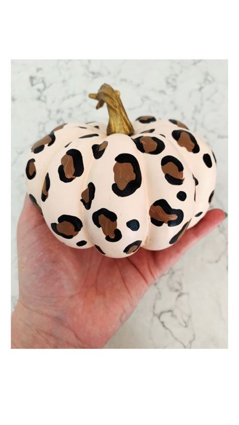 Pumpkin Painting Ideas Creative, Hand Painted Halloween Pumpkins, Halloween Pumpkin Ideas, Cute Painted Pumpkin Ideas, Salon Window, Disney Pumpkin Painting, Pumpkins Painting, Hunting Wallpaper, Pumpkin Painting Party