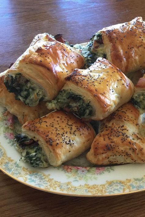 These spinach rolls are a quick and easy appetizer recipe! Bake the best rolls using spinach, feta cheese, and puff pastry. If you love spinach dip, you will love baking these spinach rolls for an appetizer or snack for a football tailgate, potluck, Christmas, or Thanksgiving! Spinach Rolls With Puff Pastry, Vegetarian Finger Food, Spinach Puff Pastry, Party Bread, Spinach Rolls, Best Party Appetizers, Homemade Baking, Fingerfood Party, Frozen Puff Pastry