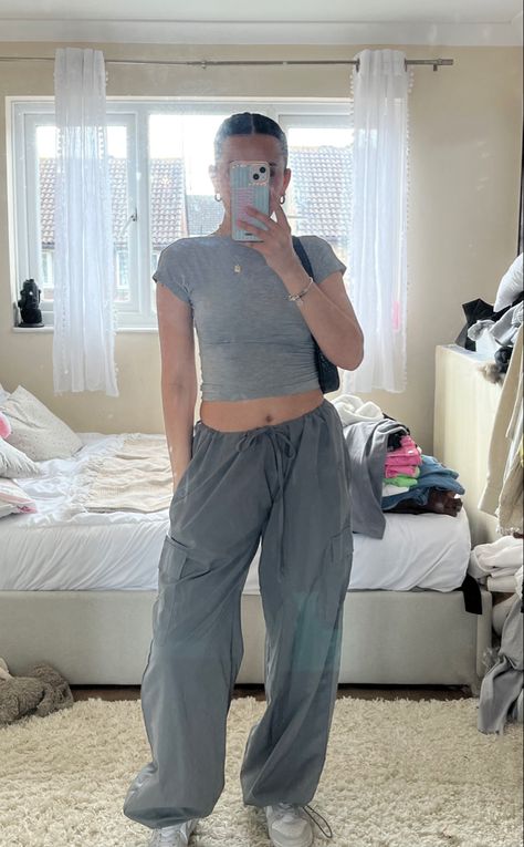 Summer Outfits Parachute Pants, Parachute Pants Summer Outfit, Grey Parachute Pants Outfit Summer, Grey Drawstring Pants Outfit, Light Grey Parachute Pants Outfit, Parashut Pants Outfit Winter, How To Style Grey Parachute Pants, Parashot Pants Outfit, Parachute Pants Outfit Gray