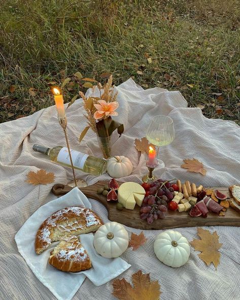 Romantic Picnic Food, Friendsgiving Activities, Picnic Party Decorations, Outdoors Aesthetic, Friendsgiving Dinner Party, Picnic Photography, Picnic Dinner, Autumn Food, Fall Picnic