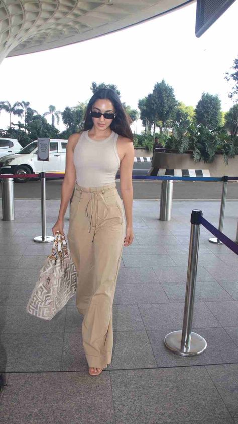 Celebs Airport Looks, Kiara Airport Look, Kiara Advani Casual Outfits, Kiara Advani Airport Looks, Bollywood Celebrity Casual Outfits, Kiara Advani Casual, Kiara Advani Outfits Casual, Manali Outfits, Classy Airport Outfit