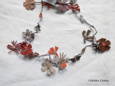 Ideas Para Collares, Paris Necklace, Crochet Plants, Fiber Art Jewelry, Paper Jewellery, Knitted Necklace, Sophie Digard, Machine Stitching, Fabric Jewellery