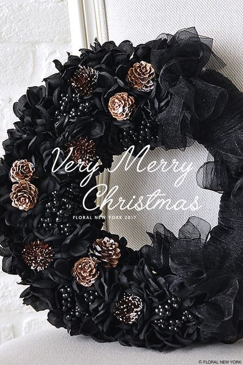 Black Christmas Wreath, Black Christmas Decor, Black Christmas Tree Decorations, Display Ornaments, Black Christmas Decorations, Black Christmas Tree, Black Wreath, Creepy Christmas, Dark Christmas