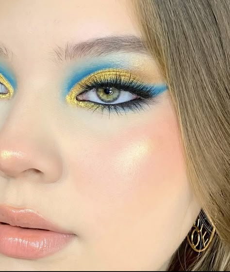 Minion Eye Makeup, Blue And Yellow Eyeshadow, Jasmine Eyeshadow, Minion Makeup, Color Eyeliner Makeup, Purple Minion, Yellow Makeup, Yellow Eyeshadow, Makeup Tutorial Eyeliner