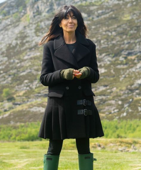 Edgy Classic Outfits, Countryside Outfit, Style Elegant Chic, Herringbone Overcoat, Green Hunter Boots, Christian Outfits, The Traitors, Leather Boots Brown, Claudia Winkleman