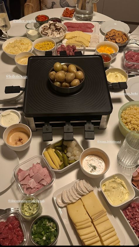 Christmas Raclette, Raclette Aesthetic, Raclette Night, Raclette Recipes Dinners, Raclette Ideas, Fondue Dinner Party, Raclette Dinner Party, Raclette Recipes, Fondue Dinner