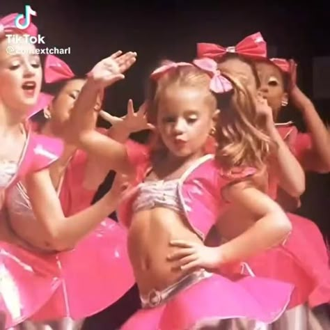 Aldc Group Dance, Sassy Dolls Dance Moms, Maddie Ziegler And Kenzie Ziegler, Dance Moms Before The Show, Og Dance Moms Pictures, Dance Mom Photos, Mackenzie Ziegler Dance Moms Season 1, Mckenzie Dance Moms, Claddie Dance Moms