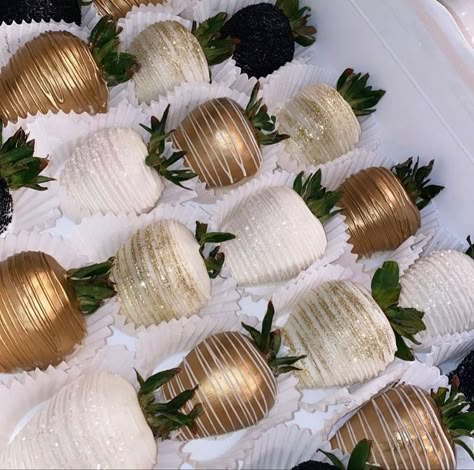 Black White Gold Chocolate Covered Strawberries, Gold Appetizer Ideas, Gold Dessert Table Wedding, 21st Birthday Treat Table, Black White And Gold Strawberries, Gold And White Strawberries, Gala Dessert Ideas, Chocolate Covered Strawberries White And Gold, 30th Birthday Treat Table