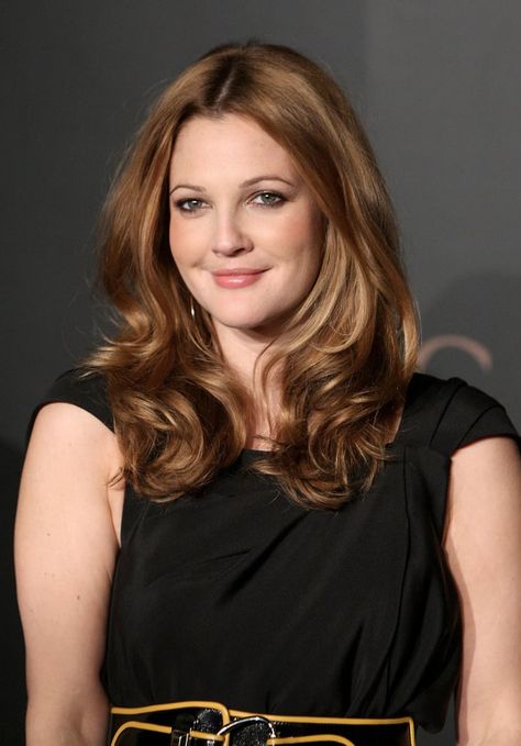 2008 Drew Barrymore Hair, Caramel Brown Hair Color, Caramel Brown Hair, Warm Hair Color, Caramel Hair, Actrices Hollywood, Trendy Hair Color, Drew Barrymore, Blonde Color