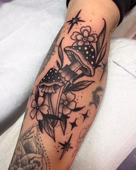 Hippie Flower Tattoos, Traditional Tattoo Wrist, Flash Tattoo Sleeve, Traditional Tattoo Black And Grey, Traditional Tattoo Black And White, Black And White Flower Tattoo, Fingerprint Tattoos, Lower Arm Tattoos, Botanical Tattoos