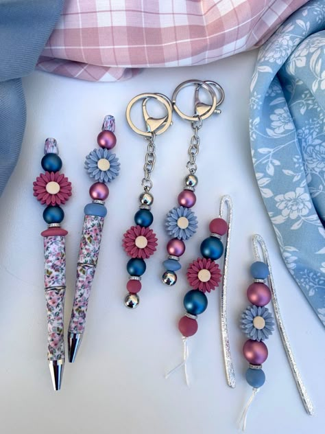 Bead Pens Ideas, Bubblegum Bead Crafts, Beaded Key Chains Diy Keychain Ideas, Beaded Pens Ideas, Beaded Pens Diy, Beadable Pen Ideas, Bead Pens, Beadable Pens, Beaded Pen Ideas