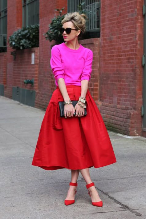 The color, the silhouette - the shoes! How to Wear Bright Color in The Fall and Winter: New Color Combinations to Try Mode Prints, Color Trends Fashion, Aesthetic Red, Red Skirt, Red Prom, Dress Aesthetic, Fashion Blogger Style, Looks Street Style, Red Skirts