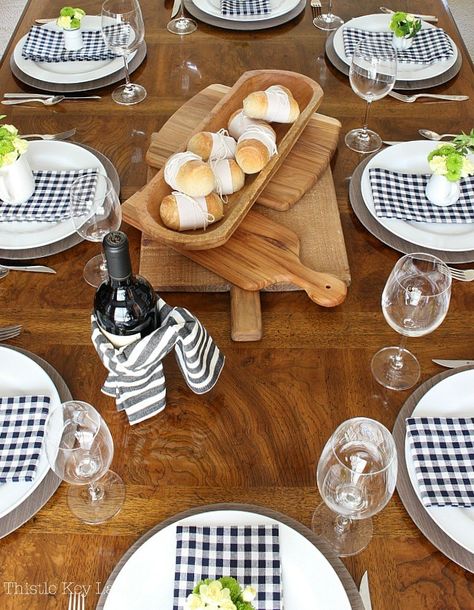 Summer Entertaining and Decorating Ideas Barbecue Table Decorations, Barbecue Table Setting, Diy Outdoor Games, Barbecue Table, Club Interior, Tablescapes Summer, Arranging Flowers, Summer Tablescapes, Rustic Texture