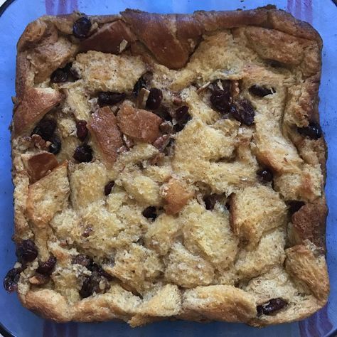 Bread Pudding With Brioche, Healthy Bread Pudding, Bread Pudding Recipe Easy, Bread Pudding With Vanilla Sauce, Classic Bread Pudding, Easy Bread Pudding, Brioche Bread Pudding, Bread Pudding Easy, Old Fashioned Bread Pudding