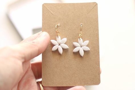 Clay Designs Ideas Art, Dainty Polymer Clay Earrings, Dainty Clay Earrings, Minimalist Polymer Clay Earrings, Flower Clay Earrings, Flower Polymer Clay Earrings, White Statement Earrings, Polymer Clay Flower Jewelry, Diy Earrings Polymer Clay