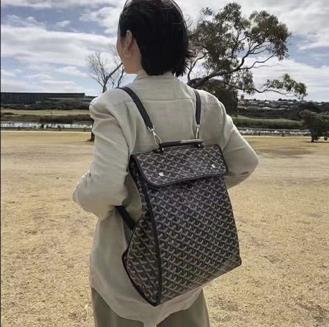 Luxury School Bag, Goyard Backpack, Luxury School, Designer Backpack, Inside My Bag, Backpack Outfit, Goyard Bag, Bag Outfit, Press Tour