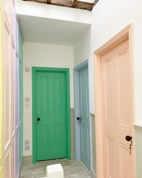 Colored Doors Interior, Paint Doors Interior, Painted Bedroom Doors, Idea Of Painting, Hallway Doors, Hallway Paint, Ice Cream Parlour, Seaside Apartment, Hallway Colours